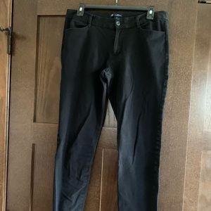 Women’s gap black trousers. Crop length.